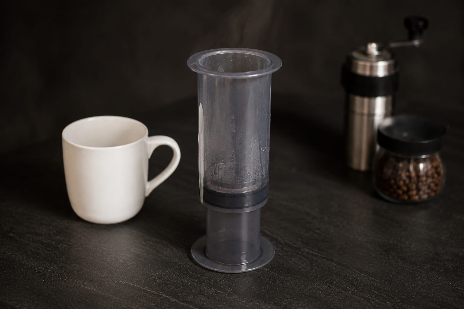 Un AeroPress boca abajo sobre su émbolo, con la cámara vacía y abierta en la parte superior.